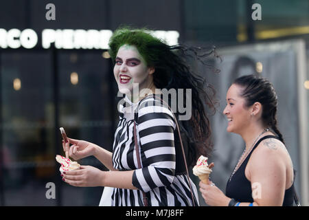 Liverpool, Großbritannien. 11. März 2018. Menschen in Tracht Verlassen des Liverpool Comic Con am Messegelände Liverpool. Kredit; Ken Biggs/Alamy Leben Nachrichten. Stockfoto