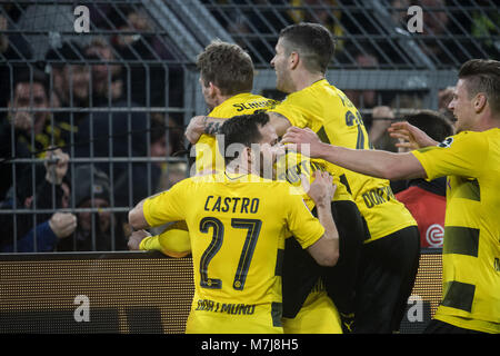 11 März 2018, Deutschland, Dortmund: Bundesliga, Fußball, Borussia Dortmund gegen Eintracht Frankfurt am Signal Iduna Park: Dortmunder Michy Batshuayi (versteckte) feiert das Zählen des 3-2 Ziel mit seinem Teamkollegen Gonzalo Castro (L-R), Andre Schuerrle, Christian Pulisic und Lukasz Piszczek. Foto: Bernd Thissen/dpa-(EMBARGO BEDINGUNGEN - ACHTUNG: Aufgrund der Akkreditierung Richtlinien, die DFL gestattet nur die Veröffentlichung und Verwertung von bis zu 15 Bildern pro Spiel im Internet und in online Medien während der übereinstimmen.) Stockfoto