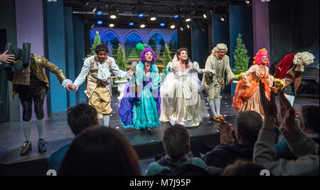 New York, USA, 11. März 2018. New York City Opera cast Applaus quittieren am Ende einer Leistung von Gioachino Rossinis La Cenerentola am Theater in St. Peter in New York Stadt, Foto von Enrique Shore Credit: Enrique Ufer/Alamy leben Nachrichten Stockfoto