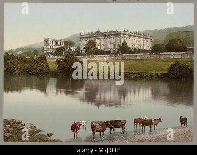 Ein Foto, das die Vorderfassade des Chatsworth House in Derbyshire, England, zeigt, eines der berühmtesten Herrenhäuser des Landes, bekannt für seine Architektur und Gärten. Stockfoto