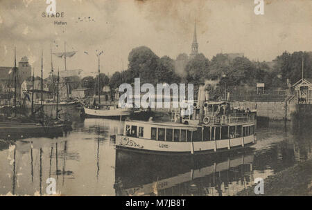 Ein Bild des Hafens in Stade, Niedersachsen, zeigt das Hafengebiet und seine historische Bedeutung für den Seehandel der Region. Stockfoto
