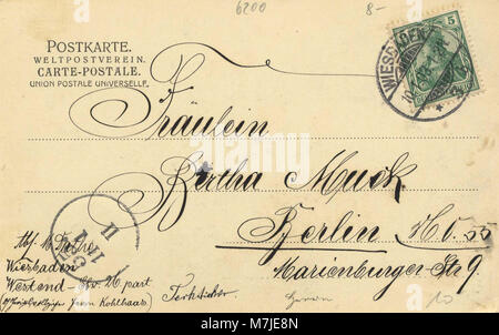 Ein Bild, das das neue Foyer des Königlichen Theaters in Wiesbaden, Hessen, zeigt. Das Foto fängt das architektonische Design und die Pracht des Gebäudes ein und bietet einen historischen Blick auf dieses kulturelle Wahrzeichen. Stockfoto