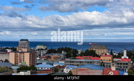 Panoramablick von Punta Arenas und die Magellanstraße. Patagonien, Chile, Südamerika Stockfoto