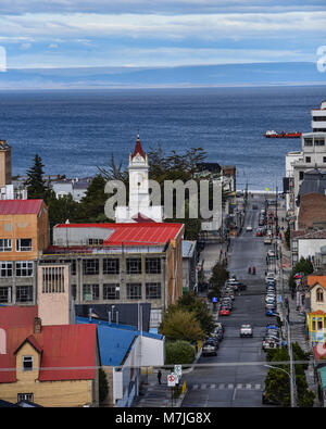 Panoramablick von Punta Arenas und die Magellanstraße. Patagonien, Chile, Südamerika Stockfoto