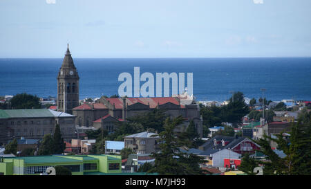 Panoramablick von Punta Arenas und die Magellanstraße. Patagonien, Chile, Südamerika Stockfoto