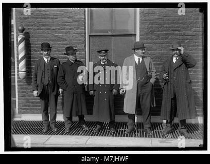 Ein historisches Foto, das die Gefangennahme des deutschen Schiffes Eitel Friedrich durch die US-Marine dokumentiert. Es zeigt wahrscheinlich Überlebende von gefangenen Schiffen und die Folgen dieses bedeutenden Marineereignisses. Stockfoto