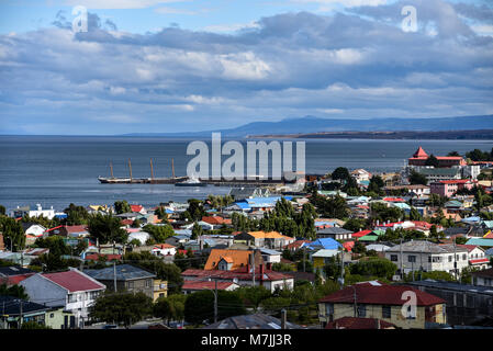 Panoramablick von Punta Arenas und die Magellanstraße. Patagonien, Chile, Südamerika Stockfoto