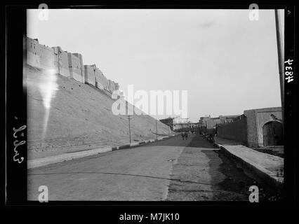Arbela (das heutige Erbil, Irak) war ein bedeutendes Zentrum für den Ischtar-Kult während der Assyrischen Zeit, um 2200 v. Chr. die Hauptstraße, die in die antike Stadt führte, ist auf diesem Foto zu sehen, was die historische Bedeutung der Gegend verdeutlicht. Stockfoto