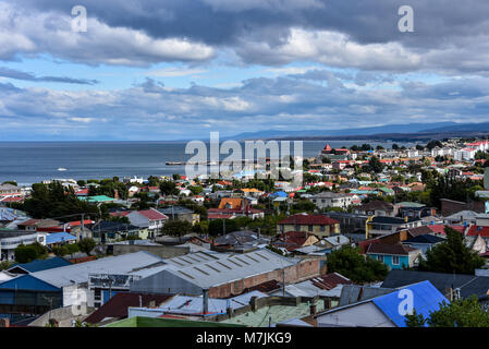 Panoramablick von Punta Arenas und die Magellanstraße. Patagonien, Chile, Südamerika Stockfoto