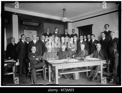 NAT. ADVISORY COMM. Für die Luft- und Raumfahrt. Treffen der EXEC. Ausschusses mit den FLUGZEUGHERSTELLERN ASSN., GEHALTEN IN MUNSEY GEB.. Sitzen - DR. S.W. STRATTON; DR. JOS. S. AMES; ADMIRAL D.W. TAYLOR; LCCN 2016867547 Stockfoto