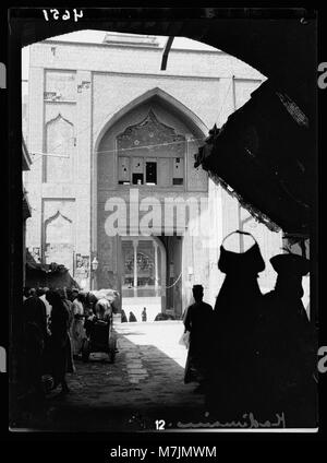 Der Eingang zur Moschee in Kadimain, Irak, einer heiligen Stadt für schiitische Muslime, ist mit komplizierten blauen Fliesen geschmückt, die ihre religiöse Bedeutung widerspiegeln. Stockfoto