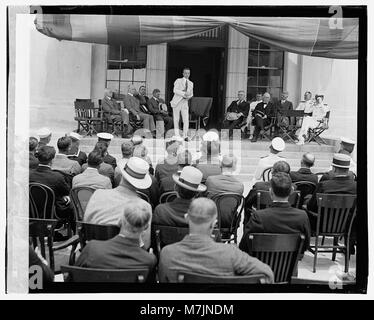 Dieses Bild zeigt Präsident Franklin D. Roosevelt, der am 2. Juli 1923 ein US-Marinemagazin besucht. Es fängt einen Moment in seiner frühen politischen Karriere ein. Stockfoto