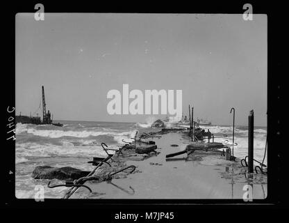 Blick auf den Eingang zum leichteren Becken in Tel Aviv, mit Schwerpunkt auf das Hafengebiet und die wachsende Stadtlandschaft der Stadt im frühen 20. Jahrhundert. Stockfoto