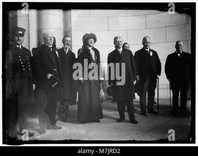 Thomas Riley Marshall, Gouverneur von Indiana und Vizepräsident der USA, kommt 1913 zu seiner Amtseinführung. Das Foto zeigt die wichtigsten Persönlichkeiten des politischen Ereignisses. Stockfoto