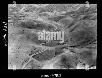 Luft Ansichten von Palästina. Air Route nach dem alten Jerusalem - Jericho Straße. Jericho Straße über Neby Mousa (ich. e, Nebi Musa). Die neue Wady matpc Iktaif Straße 15842 Loc. Stockfoto