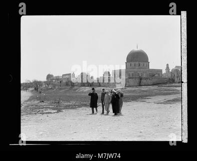 Besuch der Seine königliche Hoheit, Prinzessin Maria und dem Grafen von Harwood. März 1934. Die königliche Gäste verlassen den Tempel. An der Moschee el Aksa (d. h., al-aqsa), dem Felsendom LOC 15797 matpc. Stockfoto