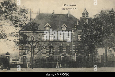 Das Hauptzollamt (Hauptzollamt) in Ostrowo, Posen (heute in Polen), auf einer alten Postkarte festgehalten, die die historische Architektur der Gegend veranschaulicht. Stockfoto
