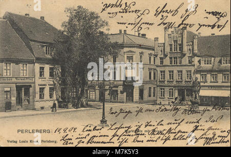 Auf dem Marktplatz von Perleberg in Brandenburg befindet sich die Roland-Statue, ein wichtiges Symbol mittelalterlichen deutschen Rechts- und Stadtrechts, die auf einer alten Postkarte festgehalten wird. Stockfoto