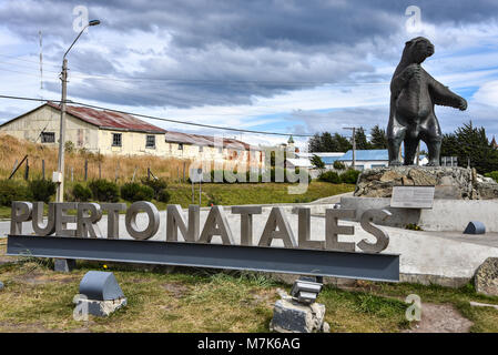 Ein milodon Statue begrüßt Besucher der Stadt Puerto Natales, Chile Stockfoto