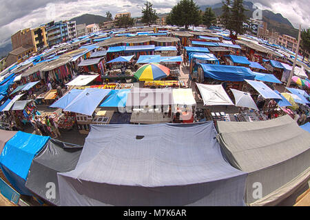 Einen sehr großen und berühmten indischen Markt in Otavalo, Ecuador. Ein HDR-Bild. Stockfoto