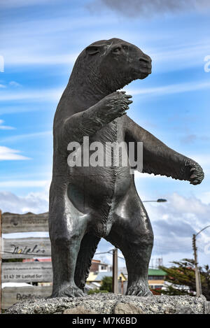 Ein milodon Statue begrüßt Besucher der Stadt Puerto Natales, Chile Stockfoto