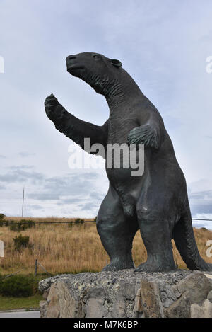 Ein milodon Statue begrüßt Besucher der Stadt Puerto Natales, Chile Stockfoto