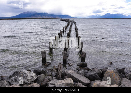 Der alte Pier (Muelle Historico) in Almirante Montt Golf in Patagonien - Puerto Natales, Magallanes Region, Chile Stockfoto