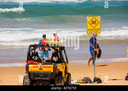 Surf rescue Buggy und Rettungsschwimmer auf Sydney North Curl Curl Beach, Australien neben Gefährlichen aktuelle Zeichen Stockfoto