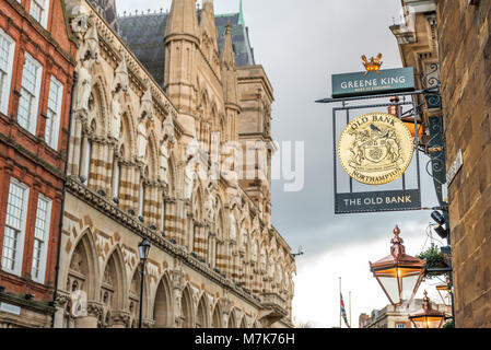 Northampton Großbritannien am 28. Januar 2018: Die alte Bank pub logo Schild über Northampton Guildhall Gebäude. Stockfoto