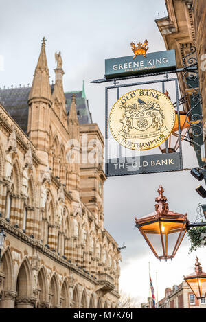 Northampton Großbritannien am 28. Januar 2018: Die alte Bank pub logo Schild über Northampton Guildhall Gebäude. Stockfoto