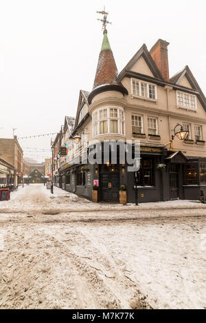 Northampton, Großbritannien - 03.März 2018: bewölkt Winter schneebedeckten Tag Blick auf dem Markt Taverne. Stockfoto