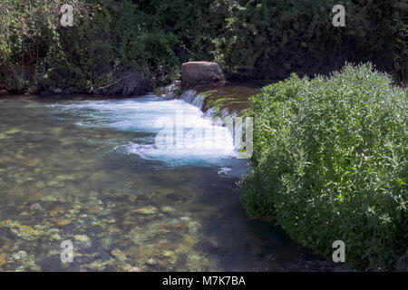 Kleiner Wasserfall auf dem Hermon Stream in Banias Park auf den Golanhöhen Stockfoto