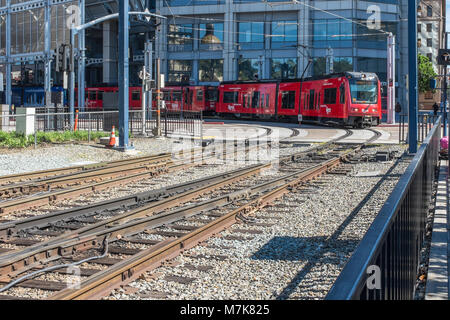 SAN DIEGO, Kalifornien, USA - Rot Trolley Zug der San Diego Metropolitan Transit System im im Stadtzentrum gelegenen Teil der Stadt. Stockfoto