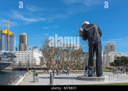 SAN DIEGO, Kalifornien, USA - Bedingungslose Kapitulation im zweiten Weltkrieg küssen paar Skulptur neben der USS Midway Maritime Museum am Hafen von San Diego. Stockfoto