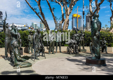 SAN DIEGO, Kalifornien, USA - Nationale Statue Bob Hope und das Militär auf Harbor Drive in der Innenstadt von San Diego entfernt. Stockfoto