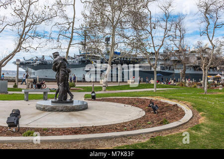 SAN DIEGO, Kalifornien, USA - Die Heimkehr Bronzestatue ehren Service Personal auf Harbor Drive vor der USS Midway Aircraft Carrier Museum. Stockfoto