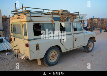 Land Rover 4x4-Fahrzeugen in Smara saharauischen Flüchtlingslager. Stockfoto