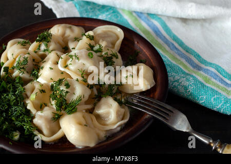 Knödel raw auf einem runden. National Food. Der Prozess des Kochens Knödel. Stockfoto