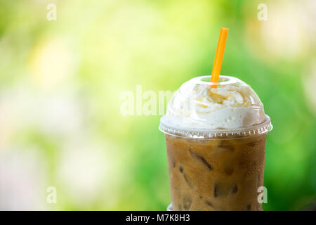Eiskaffee mit Sahne in Kunststoff Schale auf dem Tisch Stockfoto