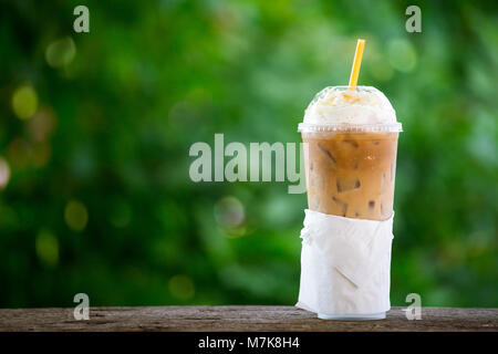 Eiskaffee mit Sahne in Kunststoff Schale auf dem Tisch Stockfoto