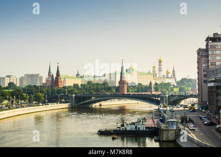 Blick auf den Kreml von der Brücke über den Fluss Moskau. Stockfoto