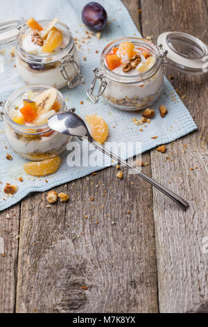 Gesundes Frühstück Übernachtung Hafer mit frischem Obst im Glas Stockfoto