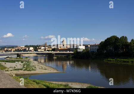 Florenz, 30. JUNI 2013: Florenz stadtbild am Tag Zeit im Sommer, mit Amerigo Vespucci Brücke im Vordergrund. Stockfoto