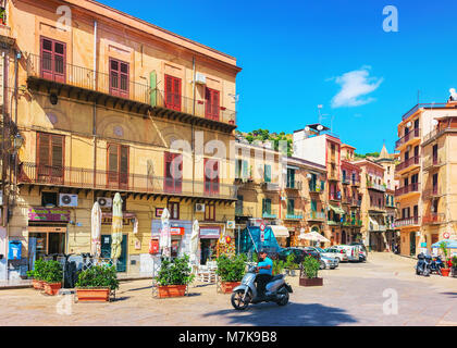 Monreale, Italien - 18 September 2017: Mann auf Roller auf der Straße von Monreale, Sizilien, Italien Stockfoto