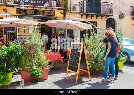 Monreale, Italien - 18 September, 2017: die Menschen auf der Straße cafe in Monreale, Sizilien, Italien Stockfoto