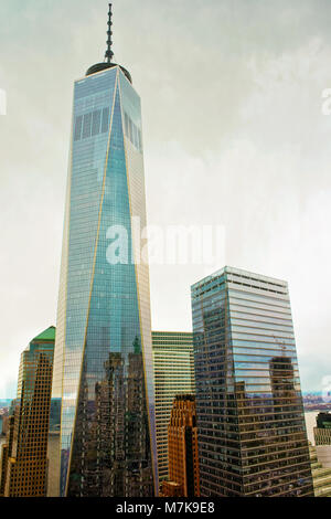New York, USA - 23. April 2015: World Trade Center und Freedom Tower in Financial Center in Manhattan, New York in den USA. Getönt Stockfoto