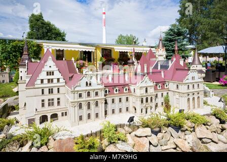 KOWARY, Polen - 12. JULI 2017: Modell der fabelhafte Schloss Moszna, in der Nähe von Opole in Miniatur Park Stockfoto