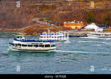 Niagara Falls, USA - Mai 1, 2015: Zwei Fähren in der Niagara River. Eine Ansicht von amerikanischer Seite. Niagara River ist ein Fluss von Lake Ontario, Lake Erie Stockfoto