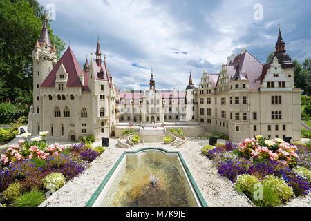 KOWARY, Polen - 12. JULI 2017: Modell der fabelhafte Schloss Moszna, in der Nähe von Opole in Miniatur Park Stockfoto