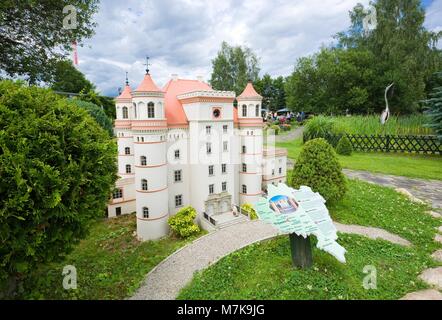 KOWARY, Polen - Juli 12, 2017: Das Modell der neo-gotischen Stil Palace in Wojanow im kleinen Park. Stockfoto